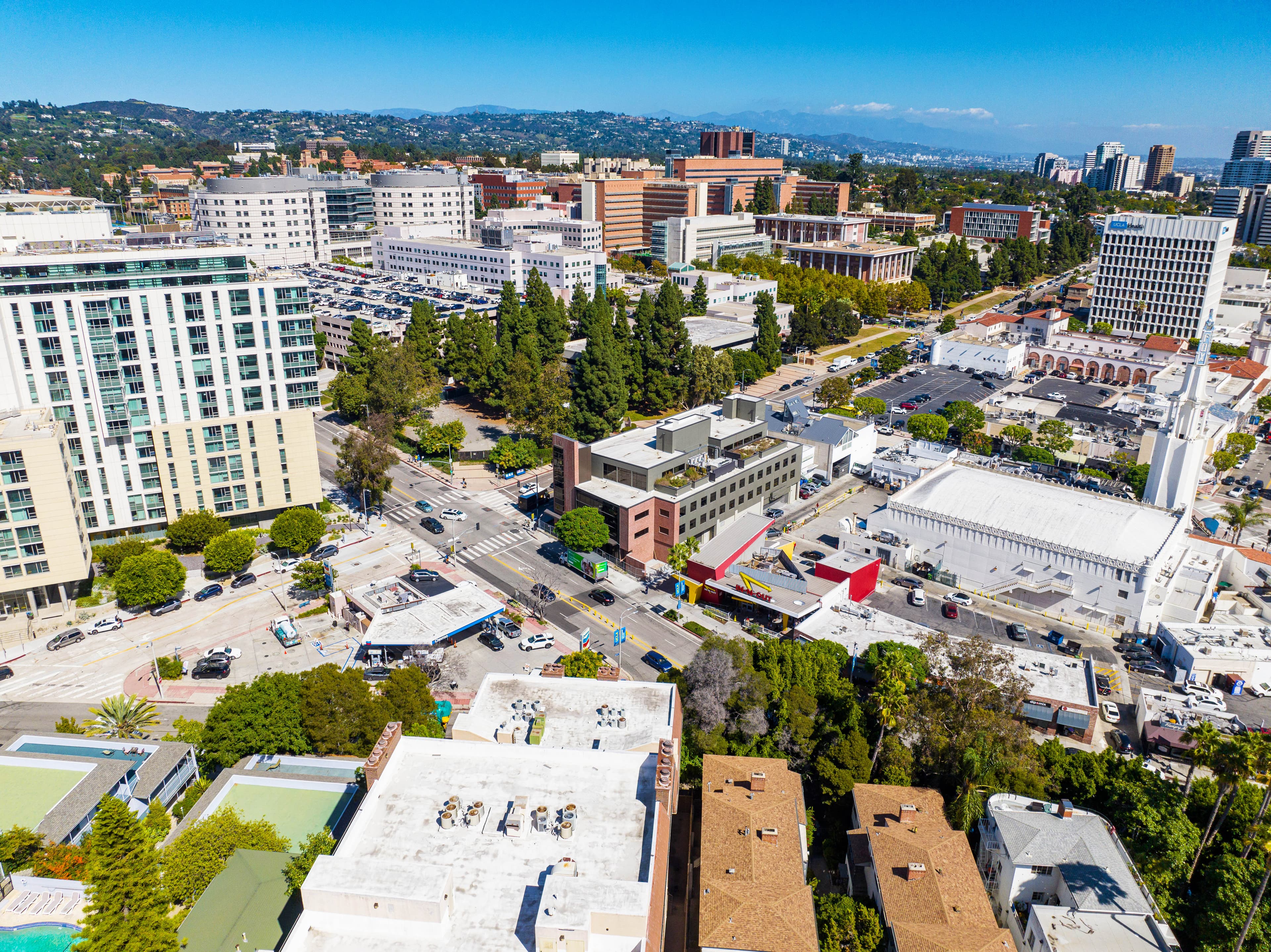 900 Gayley - Image 10