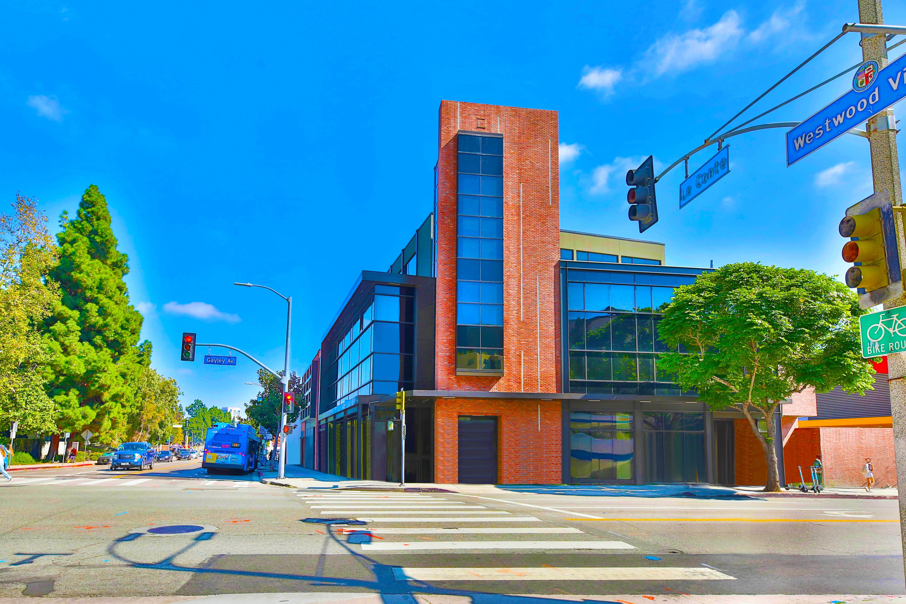 900 Gayley - Image 26